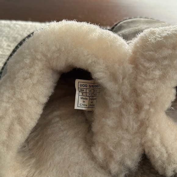 Ugg Aira slip on slippers size 9 - Picture 6 of 7